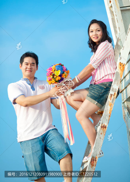情侶們?cè)诤┥媳е利惖幕ㄊ? title=