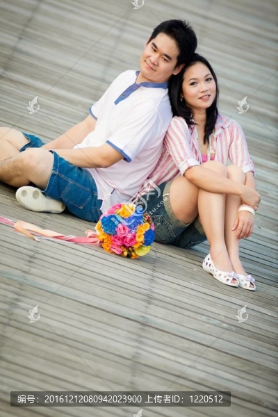 浪漫夫婦坐在木制碼頭上的肖像