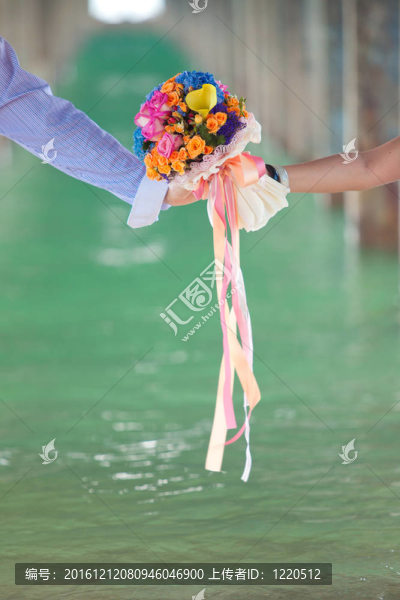 雙手握著美麗的花束；垂直