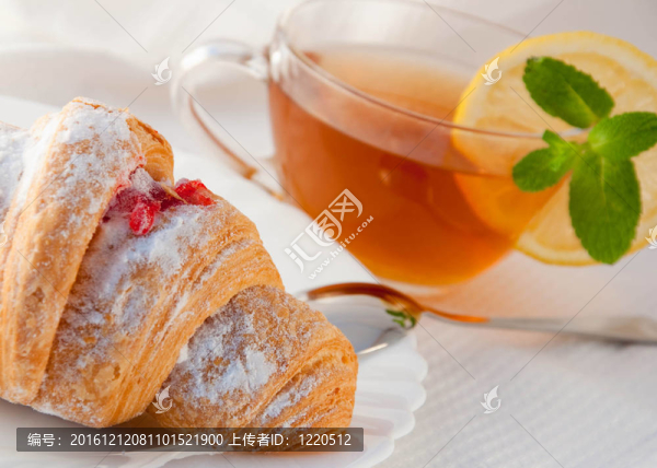 果醬和茶與檸檬和薄荷牛角包