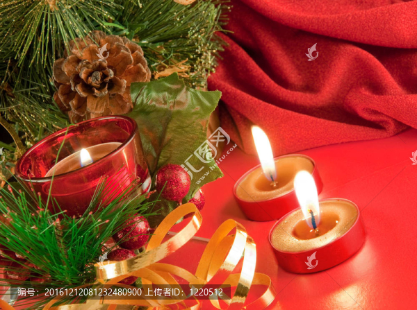 圣誕卡。香檳；樹枝；紅色背景上的蠟燭