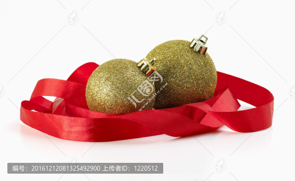 用紅絲帶包裹的圣誕球