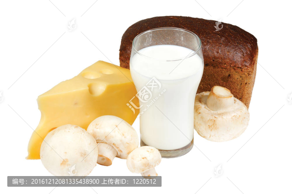 牛奶牛奶；面包；白底蘑菇和干酪