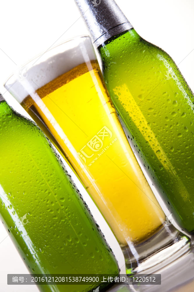 啤酒瓶和玻璃杯