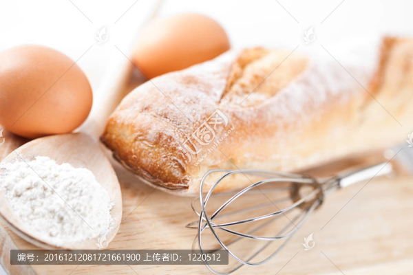 面包；面粉；雞蛋和廚房用具