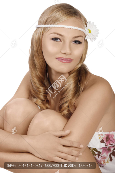 老式的金發(fā)女郎與雛菊冒充拍攝