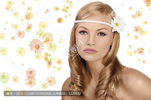 老時(shí)裝拍攝金發(fā)女郎與雛菊看相機(jī)