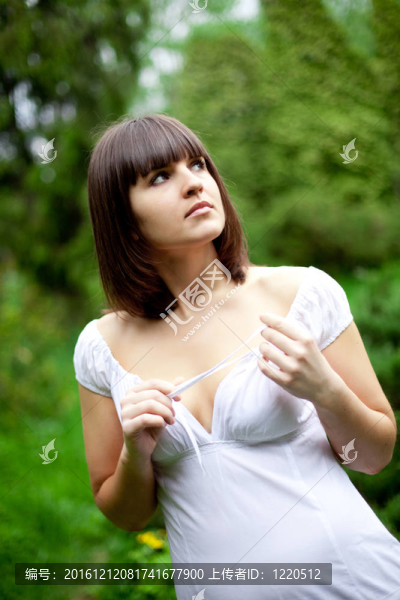 森林中的女人
