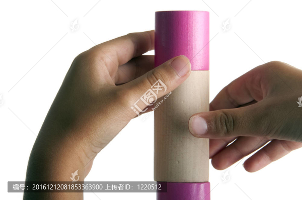 兒童和木制缸的手