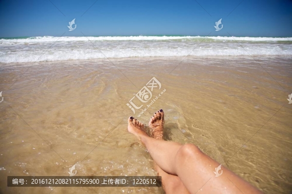 擱腿在科尼爾海灘