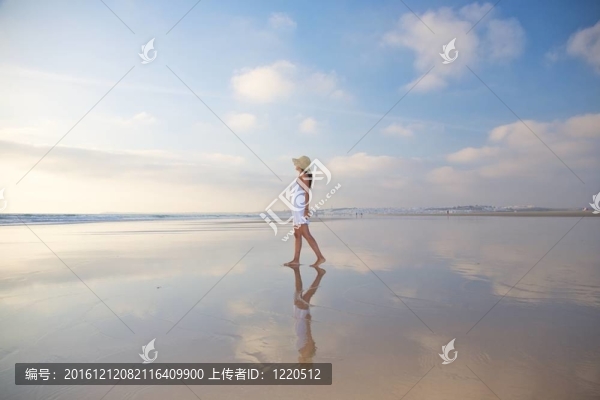 反映了女人在castilnovo海灘