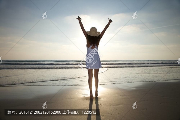 快樂女人反對太陽