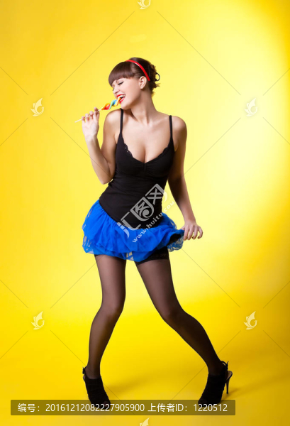 美麗性感的女人舔著棒棒糖引腳的風(fēng)格