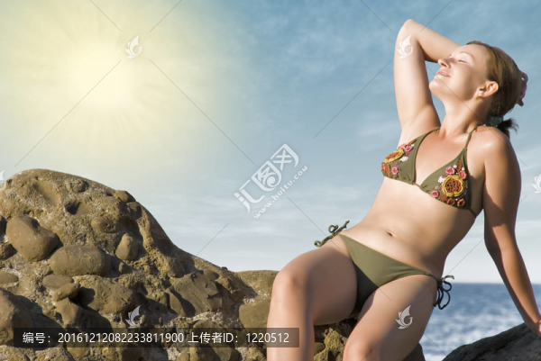 在石頭上坐著的女孩