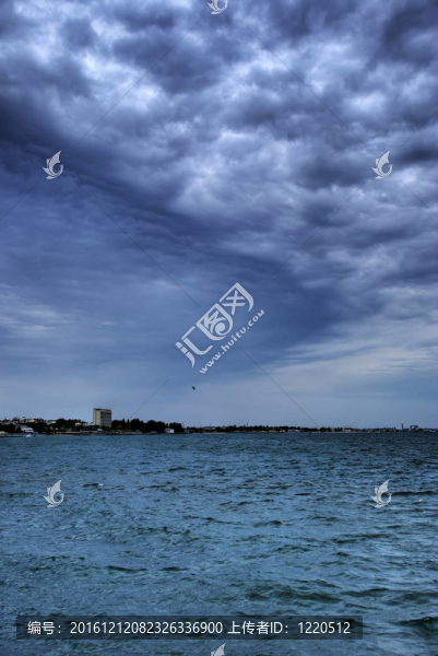 海洋上空的奇妙云