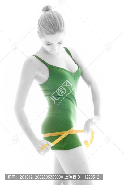 測量臀部的年輕女人