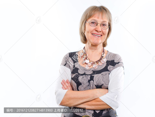 快樂的高級女人帶著可愛的微笑