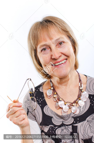 快樂(lè)的高級(jí)女人帶著可愛(ài)的微笑