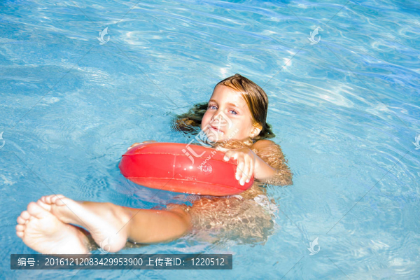 池中的女孩