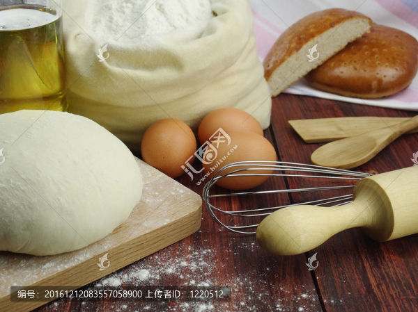 制面包用的面團(tuán)。