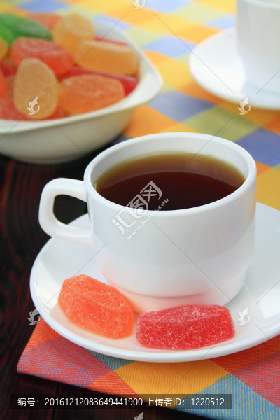一杯茶和水果糖。