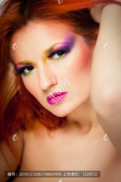 性感的女人用五彩的化妝和長長的紅頭發(fā)