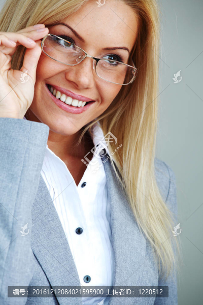 戴眼鏡的商業(yè)女性