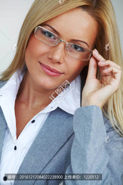 戴眼鏡的商業(yè)女性