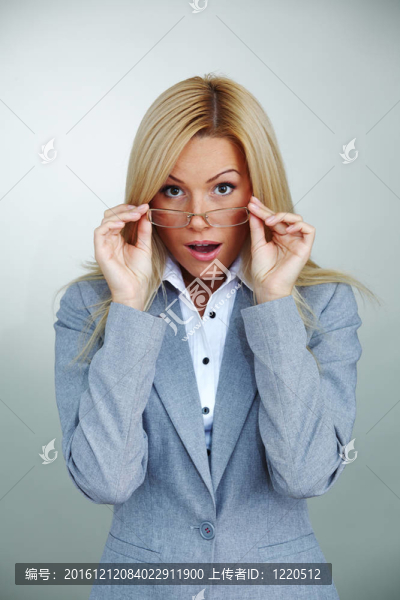 戴眼鏡的商業(yè)女性