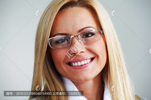 戴眼鏡的商業(yè)女性