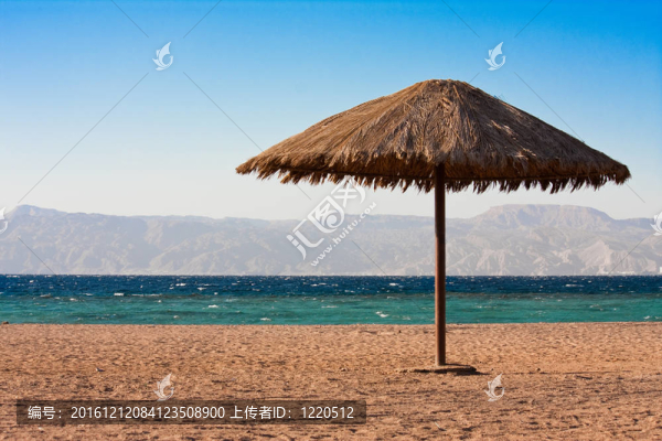 唯一的遮陽傘在海灘上