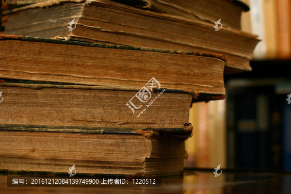 書在桌上