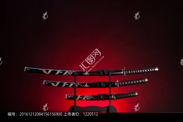 武士刀；wakizashi和擔(dān)當(dāng)紅色背景。復(fù)制空間。