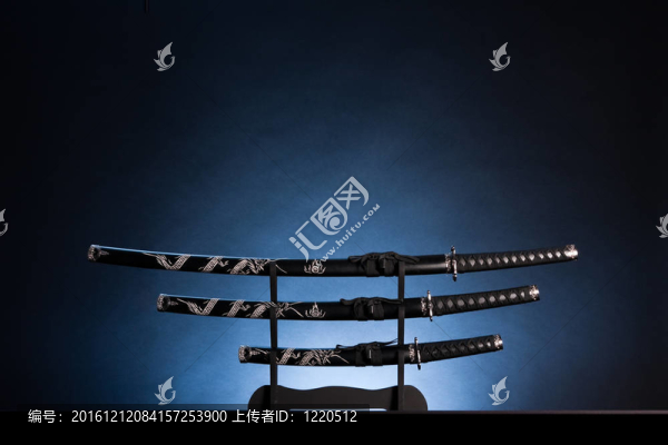 武士刀；wakizashi和擔(dān)當(dāng)在藍(lán)色的背景。復(fù)制空間。