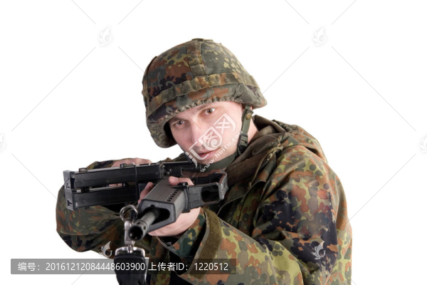 士兵瞄準槍