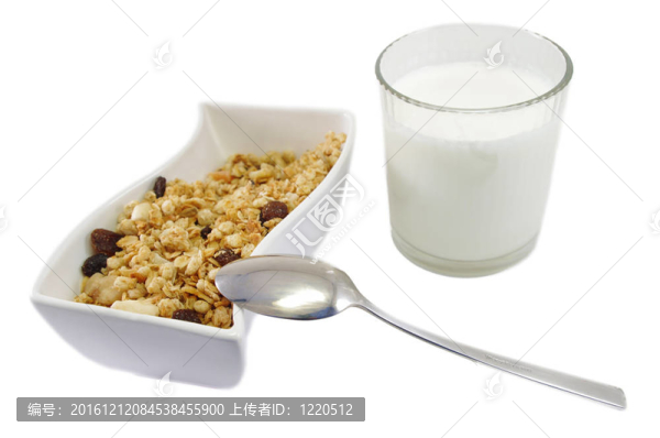 什錦粥和牛奶碗