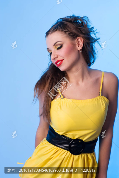 滿意的年輕女人