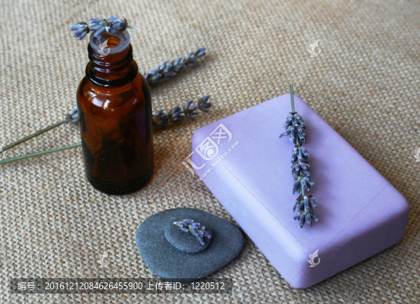 薰衣草精油和肥皂；在溫泉成分上麻布背景瓶