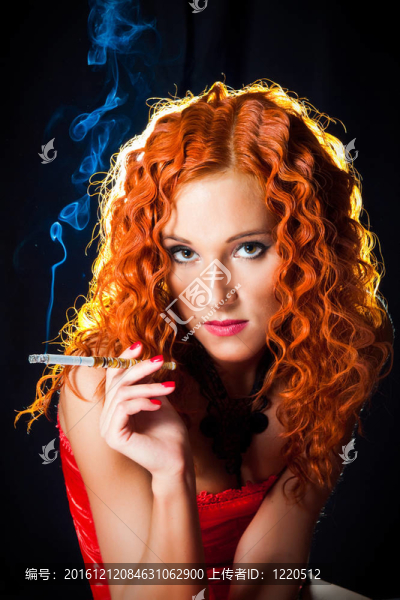 性感的紅頭發(fā)的女孩穿著紅色的緊身衣