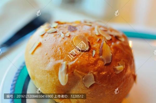 單頭帶螺母的小圓面包
