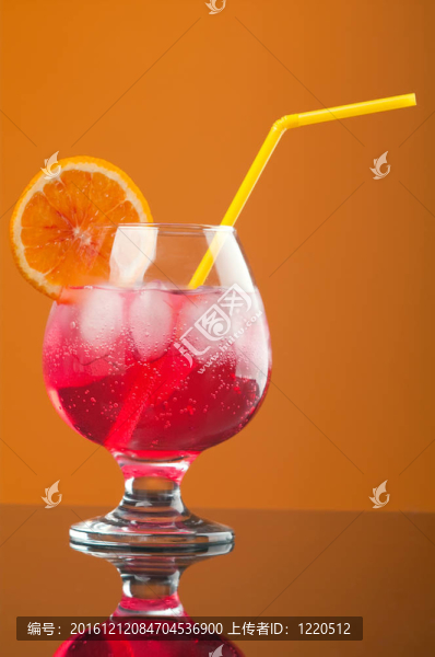 紅色雞尾酒喝加冰塊