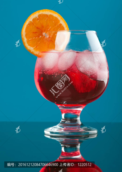 紅色雞尾酒喝加冰塊