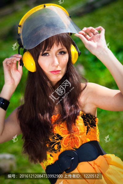 年輕的割草機(jī)的女人