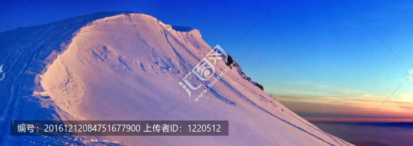 高山的日落