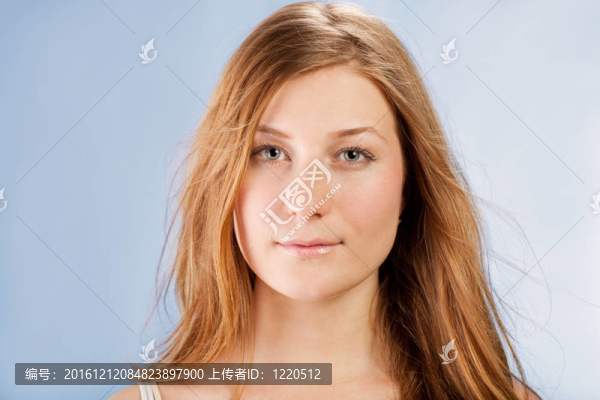 漂亮的紅發(fā)年輕女人
