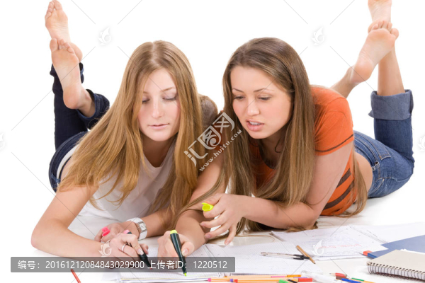 兩個(gè)年輕的快樂(lè)的學(xué)生女孩；孤立的白色