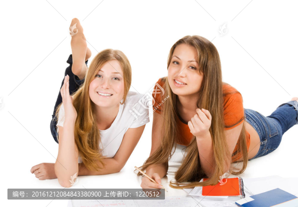 兩個(gè)年輕的快樂的學(xué)生女孩；孤立的白色