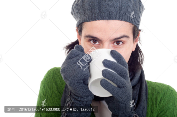 冬天女人喝咖啡