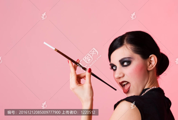 帶香煙的女孩