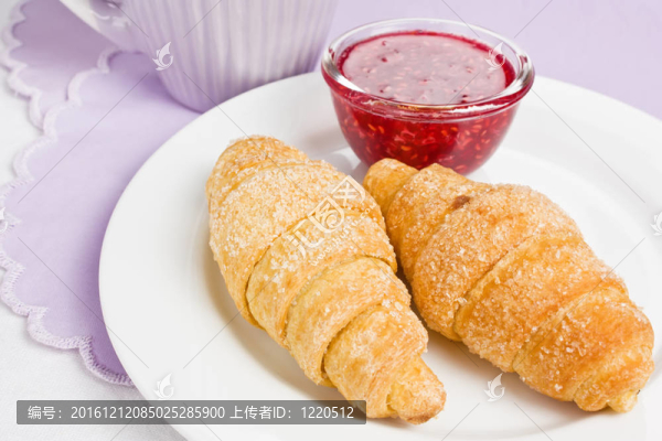 樹(shù)莓果醬牛角包